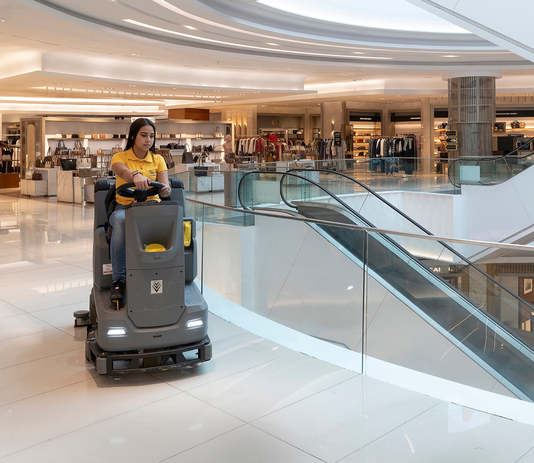 personas bajando escaleras