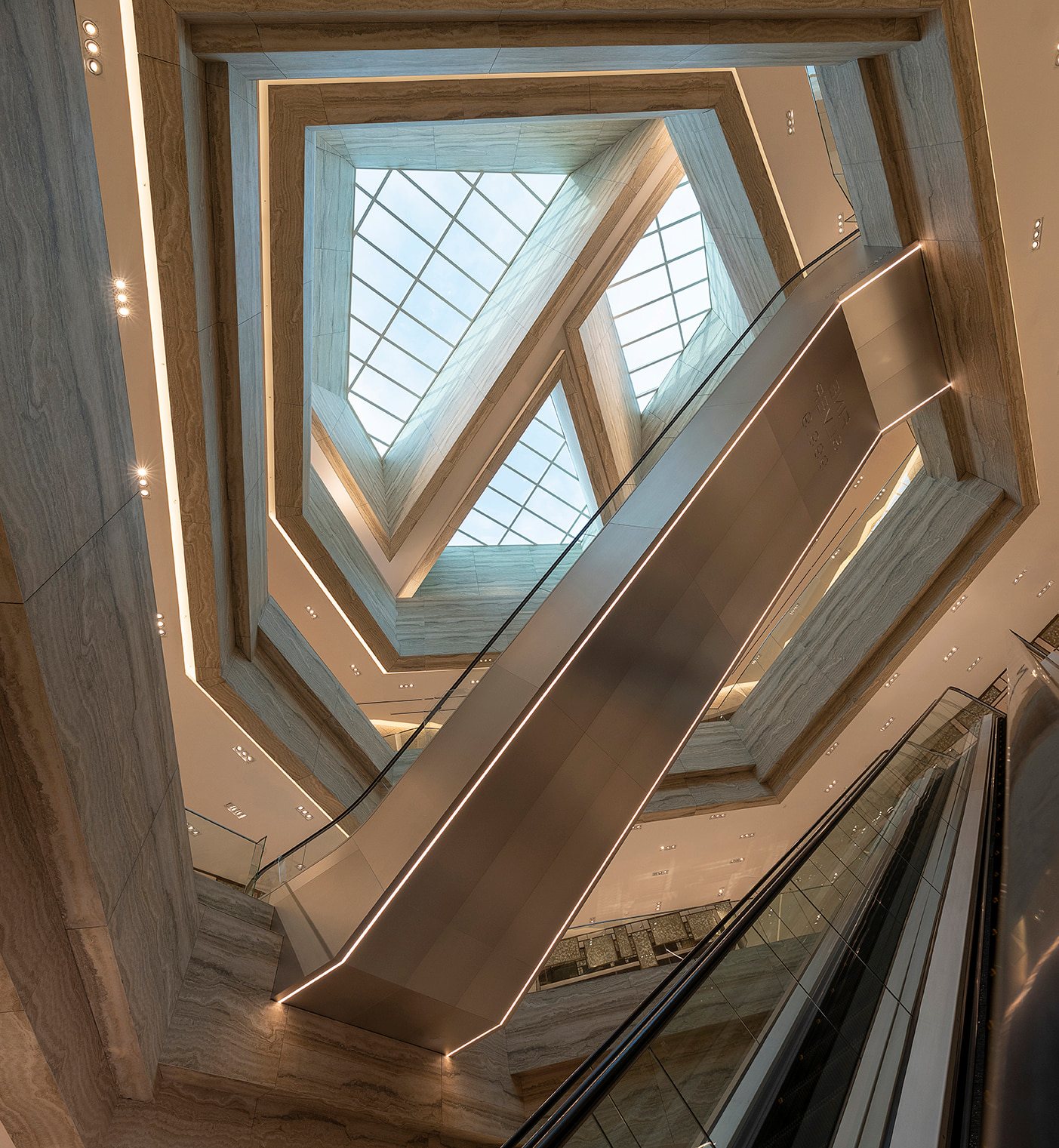 personas bajando escaleras