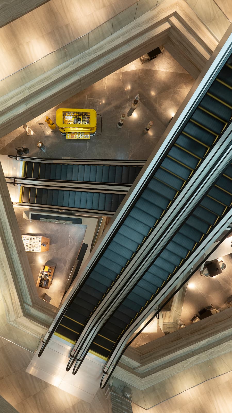 personas bajando escaleras