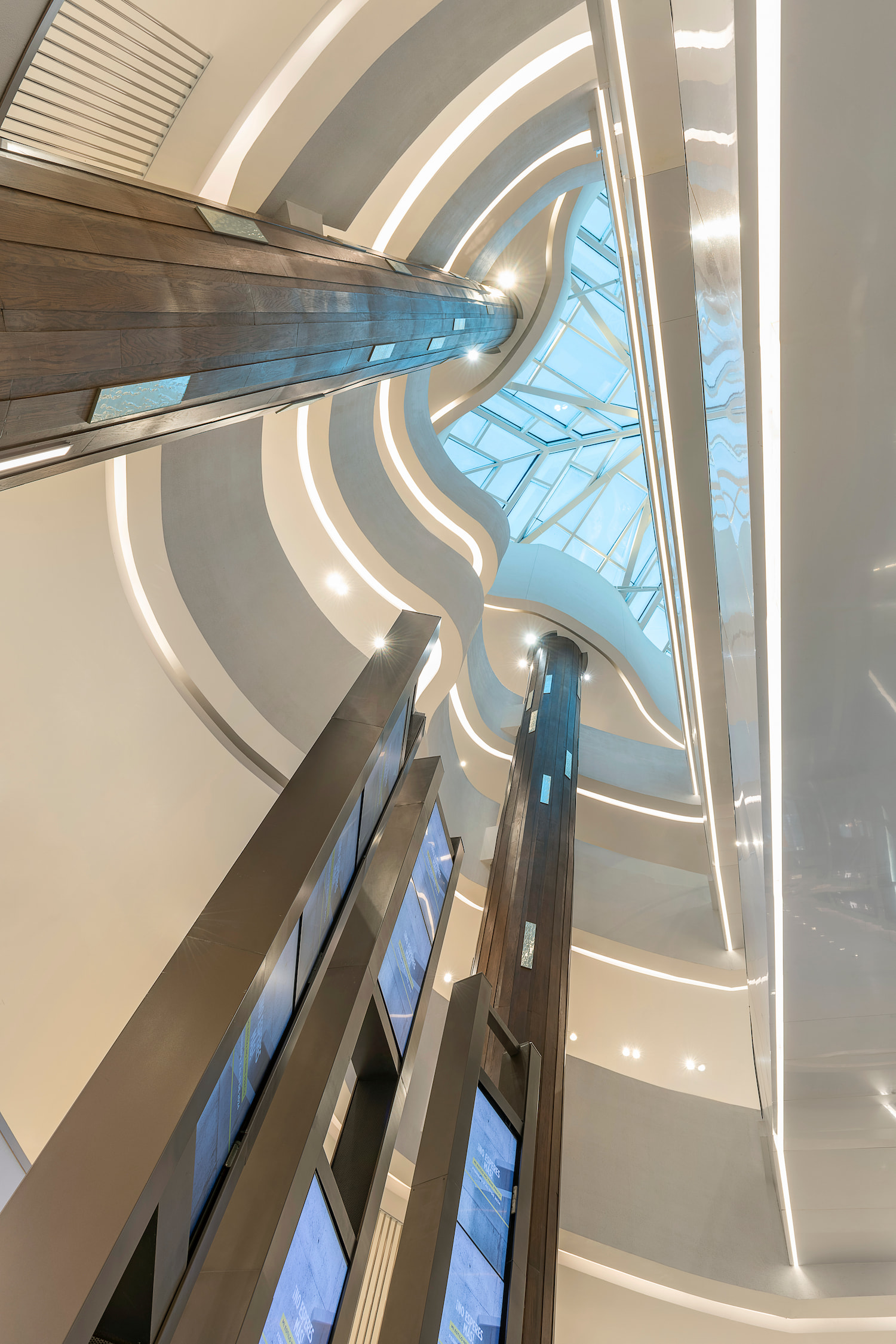 personas bajando escaleras