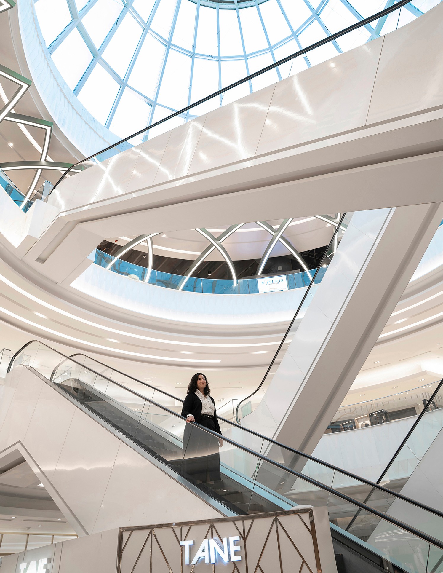 personas bajando escaleras